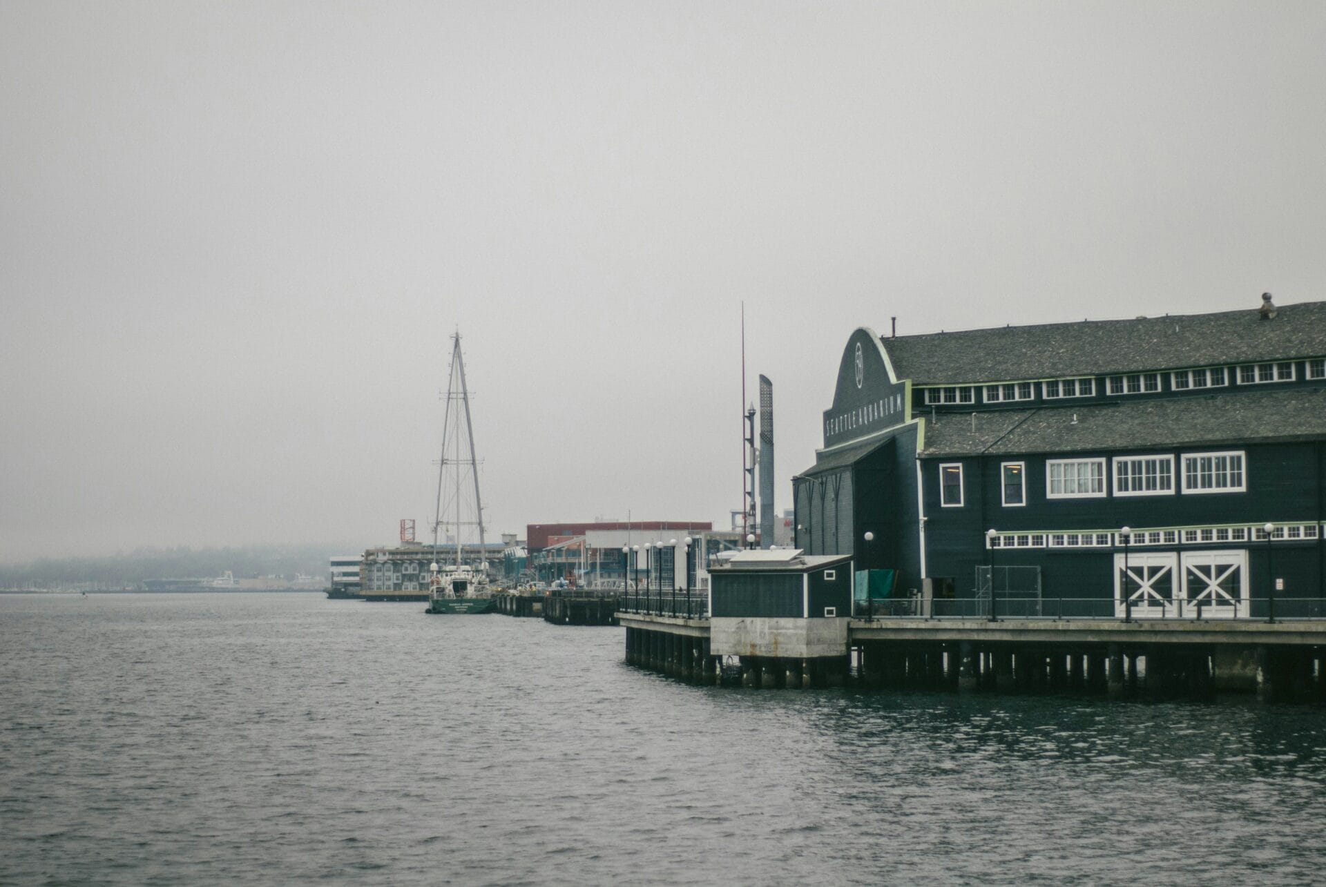 saulo meza gWtdwFoHKmc unsplash The Seattle waterfront in grey winter weather